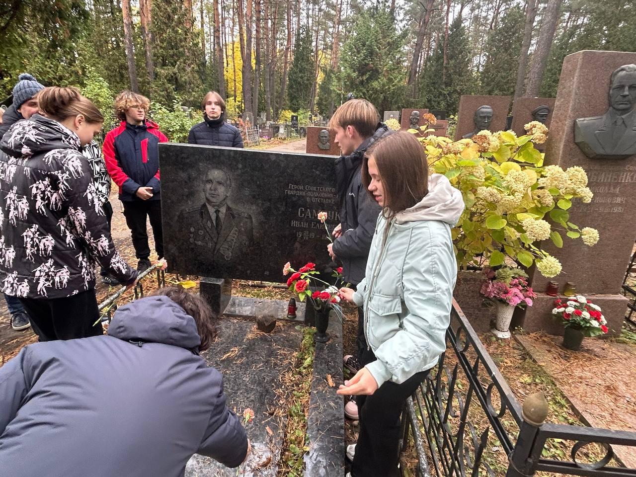 Laying flowers on the grave of Ivan Eliseevich Sambuka at the Vostochnoe cemetery