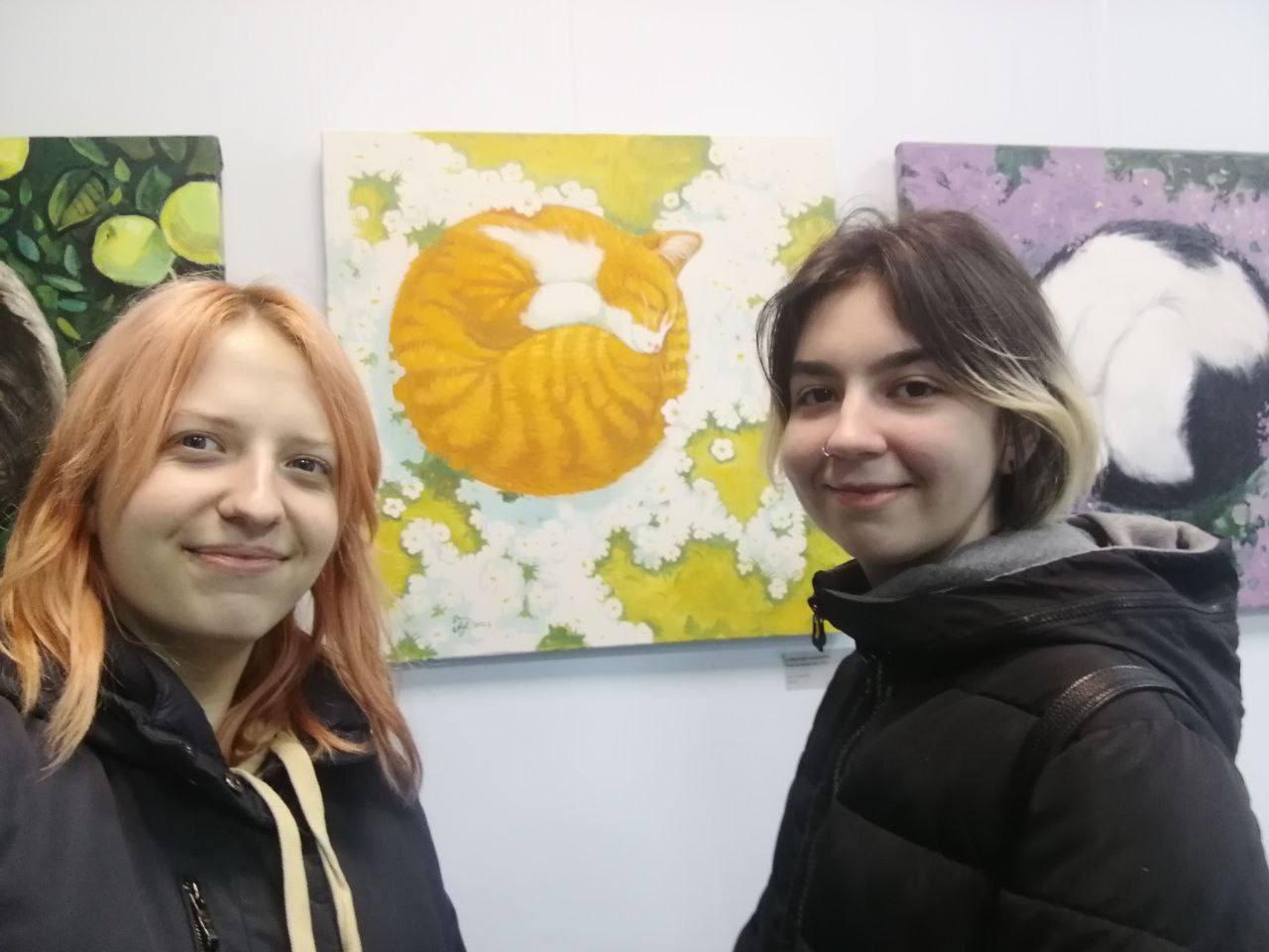 Посещение персональной выставки картин неслышащего художника Александра Покотило «Уютный мир котиков»