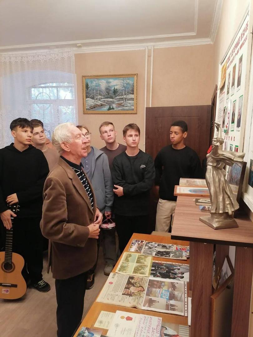 Students visited our wonderful elderly neighbors from the Veterans Society