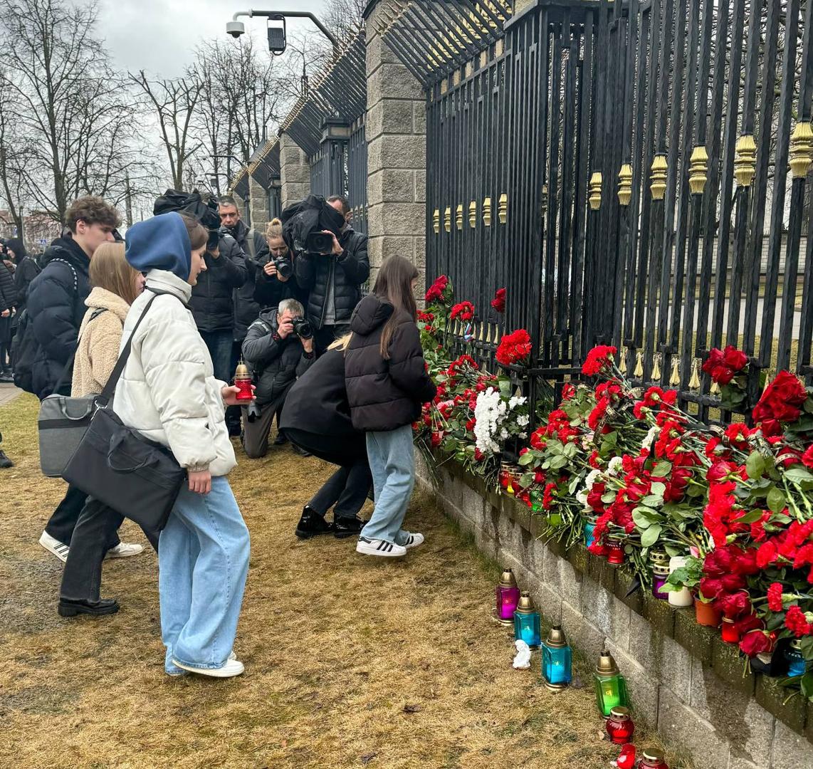 Возложение цветов у посольства Российской Федерации в Минске в знак скорби о погибших и раненых